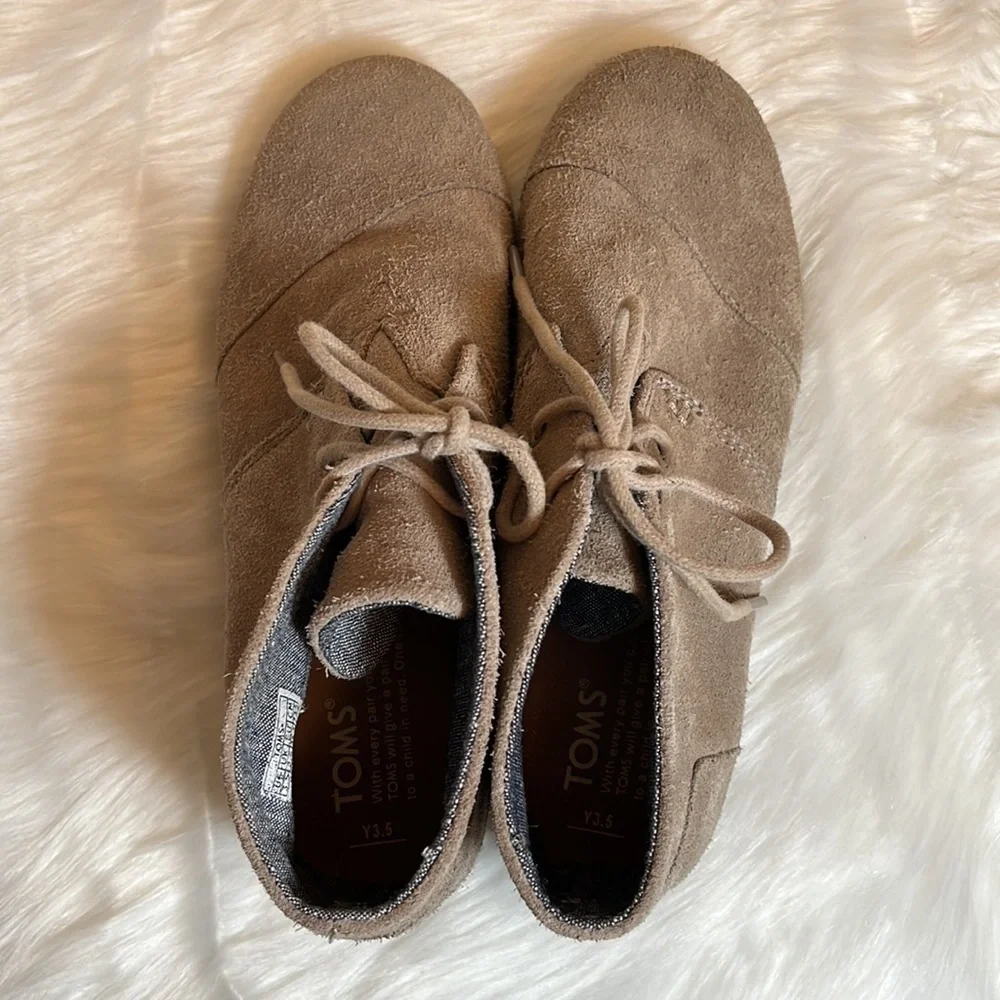 TOMS Tan Wedge Lace Youth Shoe